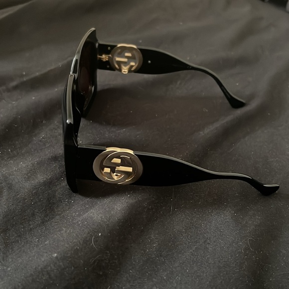 Pair of Gucci Sunglasses. Originally bought without the chain. - Picture 3 of 7